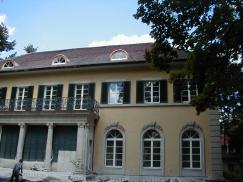 Holz-Fenster mit Fensterläden