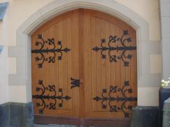 Hoftor mit kunstvoll gestalteten Scharnieren