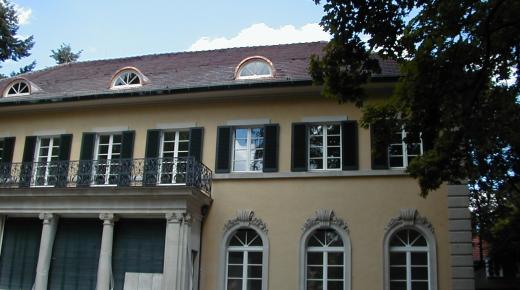 Holz-Fenster mit Fensterläden