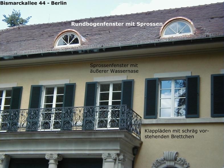 Holz-Fenster mit Fensterläden